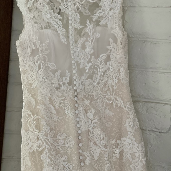 Pronovias ETQ - VESTIDO Elegant Mermaid gown crafted in rich Beautiful lace. - Picture 11 of 15